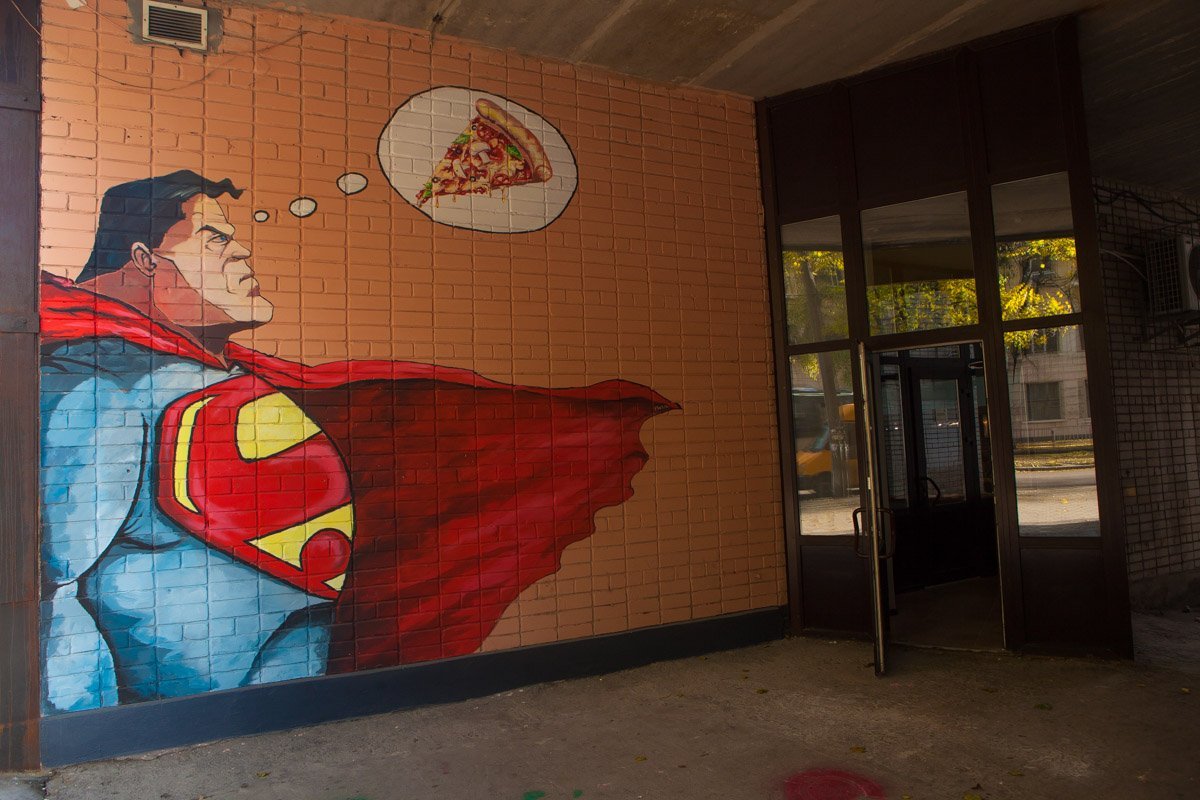 Супергерои, пицца и игровые приставки: в Днепре открылся Комикс-бар 7