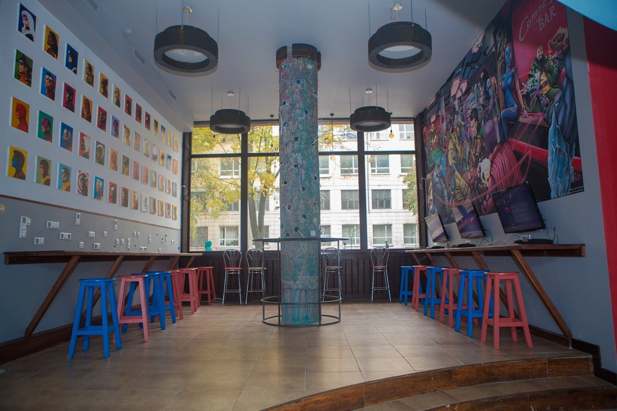 Супергерои, пицца и игровые приставки: в Днепре открылся Комикс-бар 9