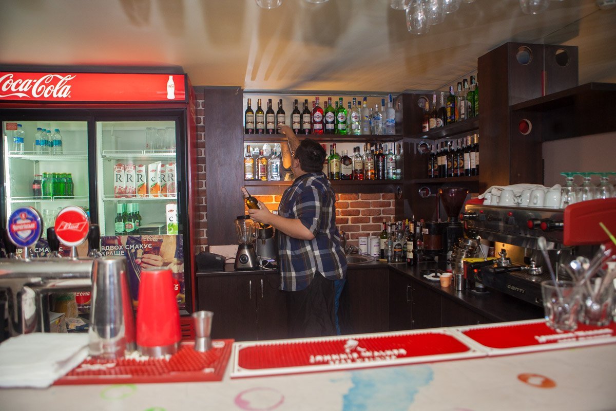 Супергерои, пицца и игровые приставки: в Днепре открылся Комикс-бар 17