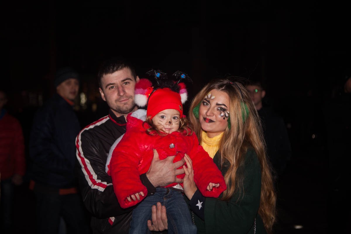 Семья пришла посмотреть фаер-шоу В Днепре прошла Ночь Огня: как это было 1