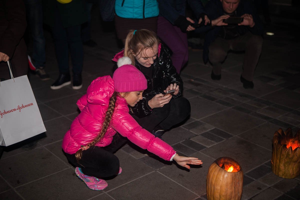 Люди греют руки у тыкв В Днепре прошла Ночь Огня: как это было 3