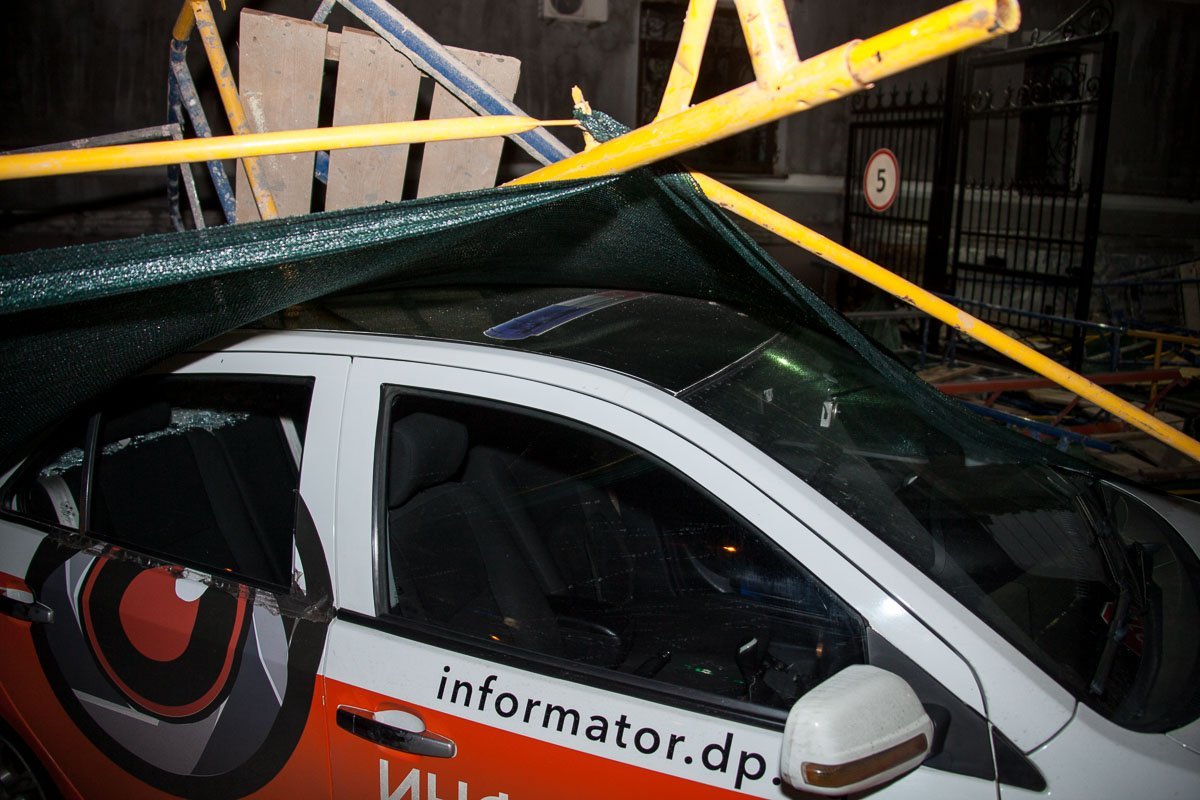 В центре Днепра возле горсовета строительные леса рухнули на автомобили 1