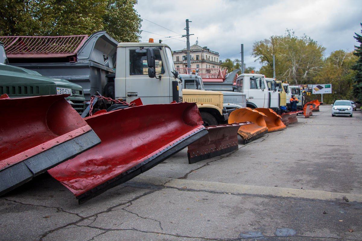 В Днепре показали обновленный автопарк коммунальной техники 1