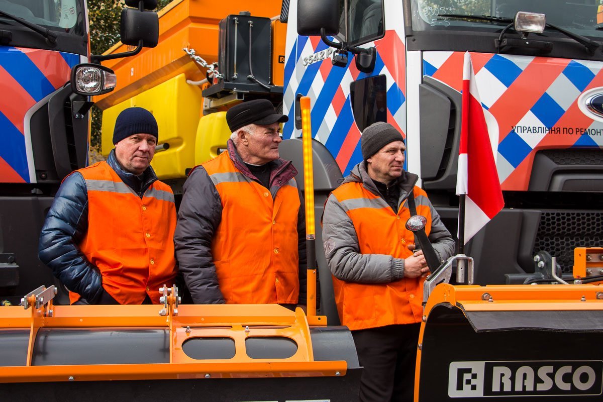 В Днепре показали обновленный автопарк коммунальной техники 9