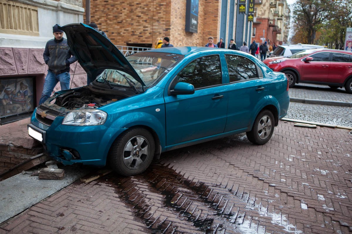 На проспекте Яворницкого Chevrolet врезался в ступеньки детского магазина "Тедди": пострадал человек 1