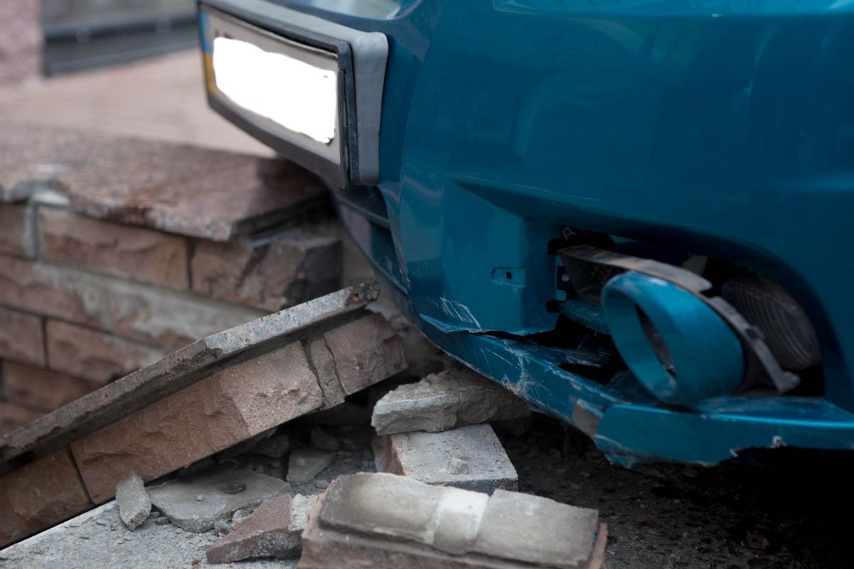 На проспекте Яворницкого Chevrolet врезался в ступеньки детского магазина "Тедди": пострадал человек 2