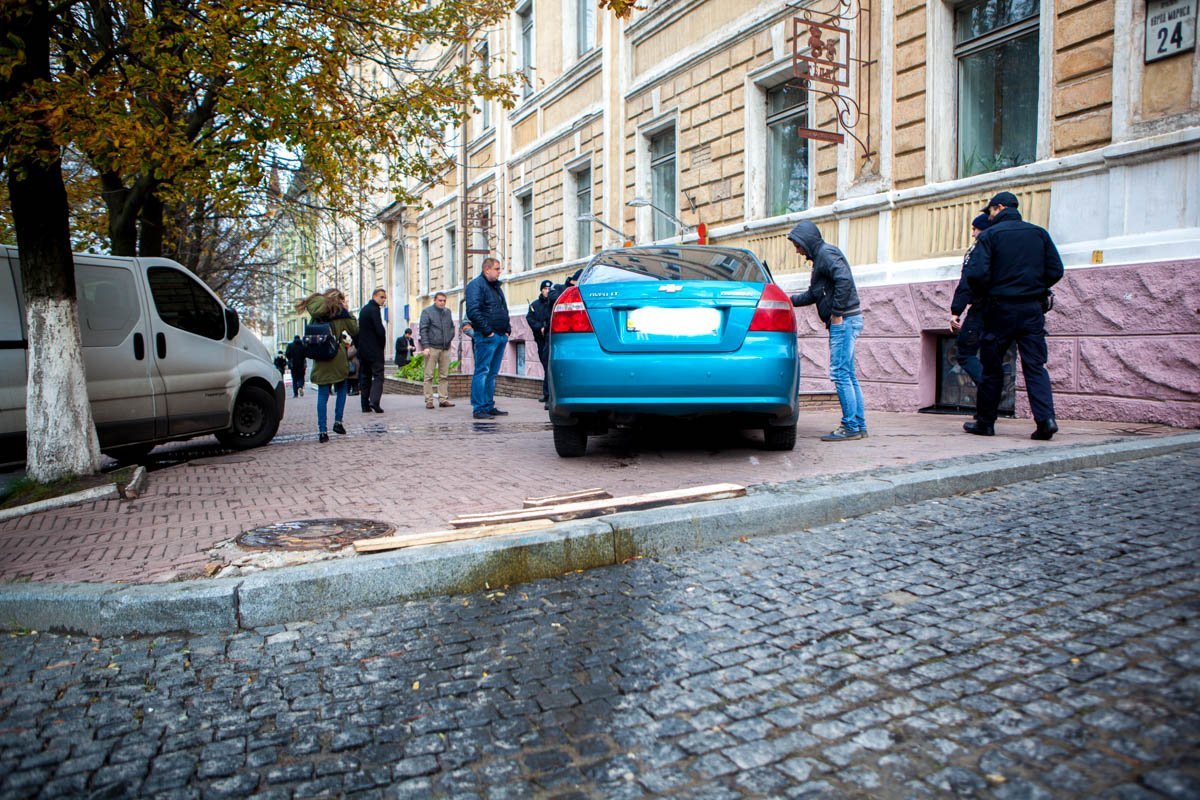 На проспекте Яворницкого Chevrolet врезался в ступеньки детского магазина "Тедди": пострадал человек 3