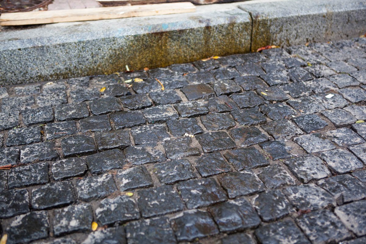 На проспекте Яворницкого Chevrolet врезался в ступеньки детского магазина "Тедди": пострадал человек 4