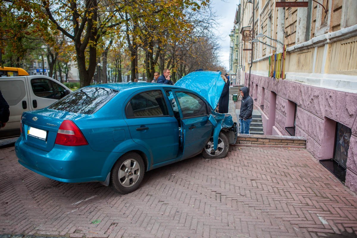 На проспекте Яворницкого Chevrolet врезался в ступеньки детского магазина "Тедди": пострадал человек 5