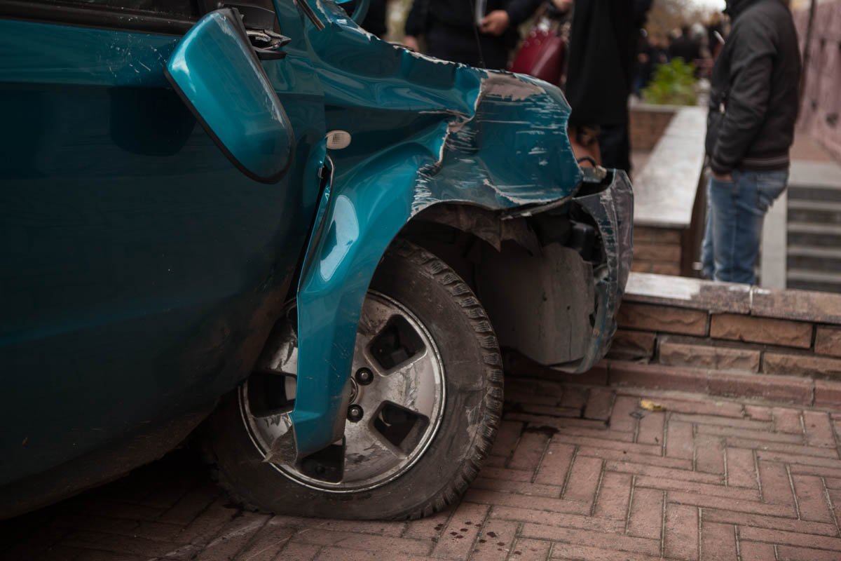 На проспекте Яворницкого Chevrolet врезался в ступеньки детского магазина "Тедди": пострадал человек 6