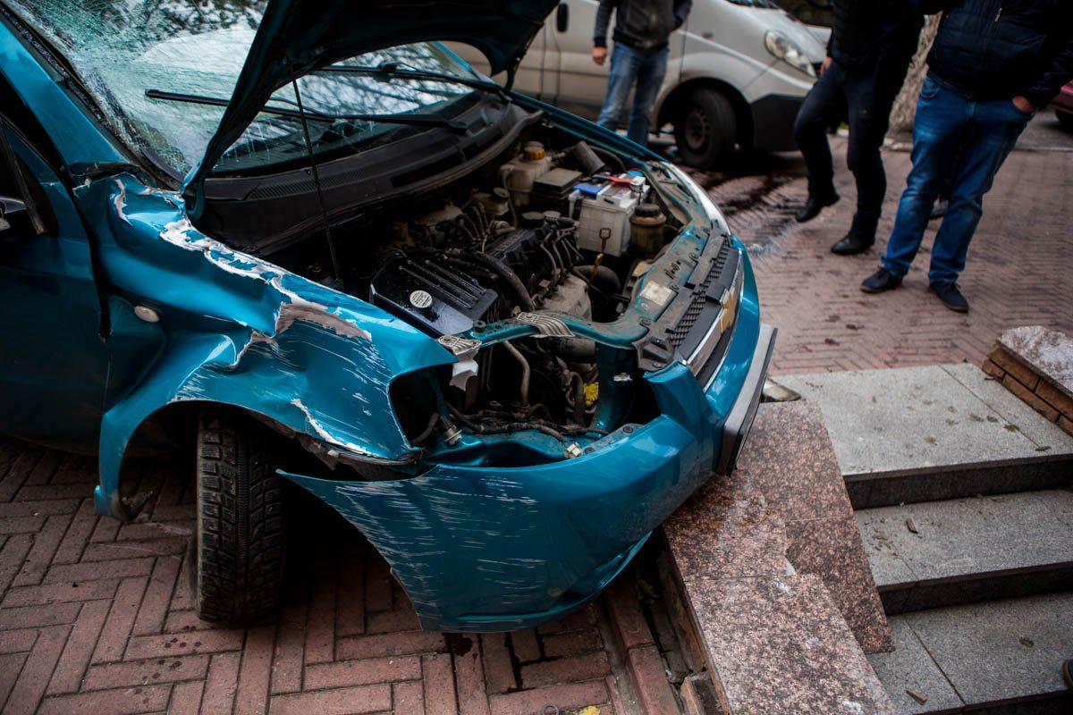 На проспекте Яворницкого Chevrolet врезался в ступеньки детского магазина "Тедди": пострадал человек 7