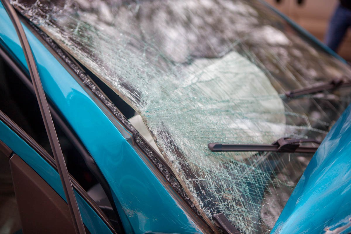 На проспекте Яворницкого Chevrolet врезался в ступеньки детского магазина "Тедди": пострадал человек 8