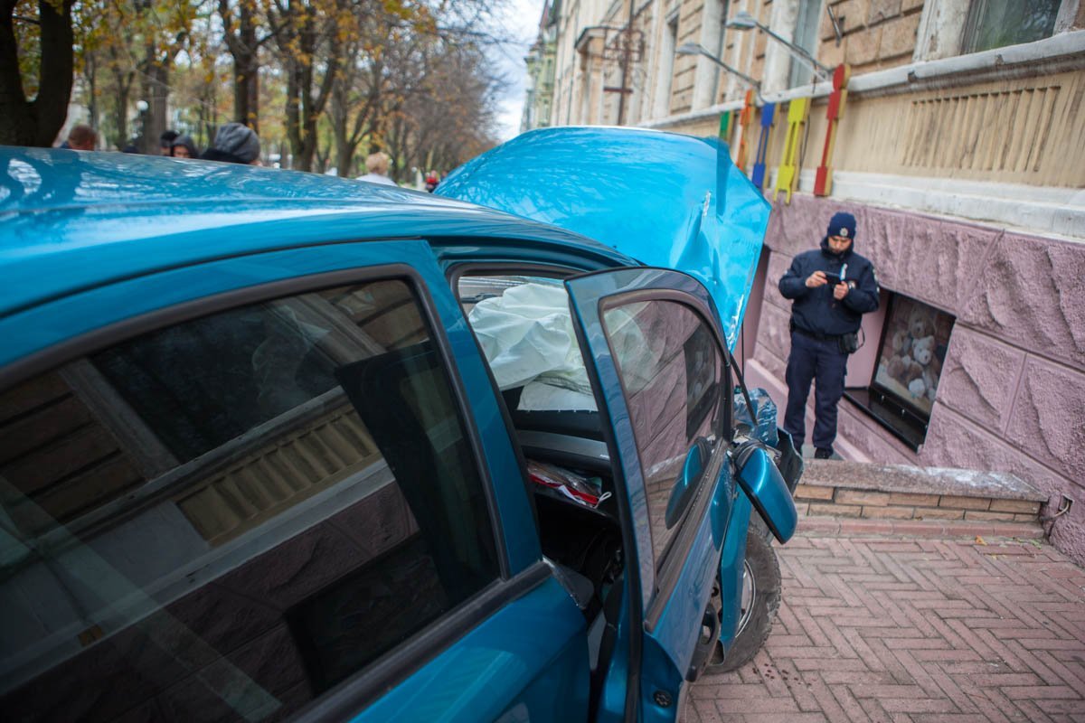 На проспекте Яворницкого Chevrolet врезался в ступеньки детского магазина "Тедди": пострадал человек 9