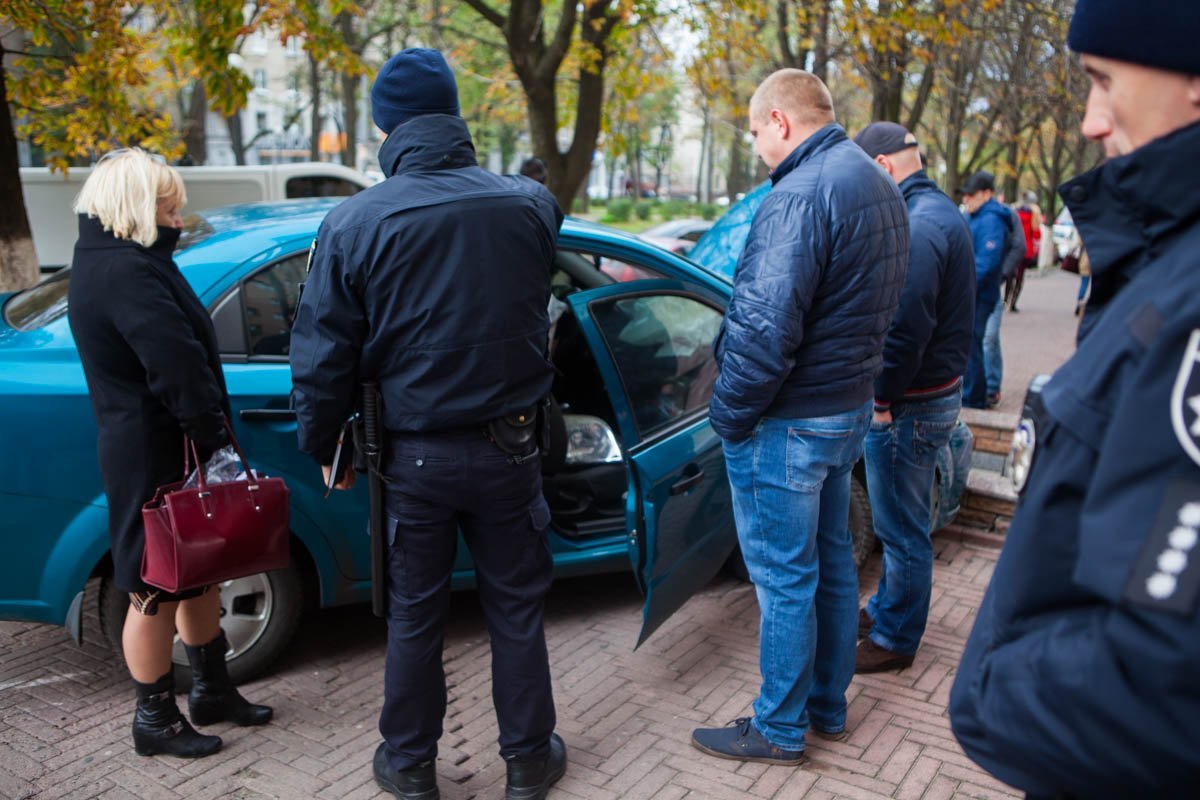 На проспекте Яворницкого Chevrolet врезался в ступеньки детского магазина "Тедди": пострадал человек 10