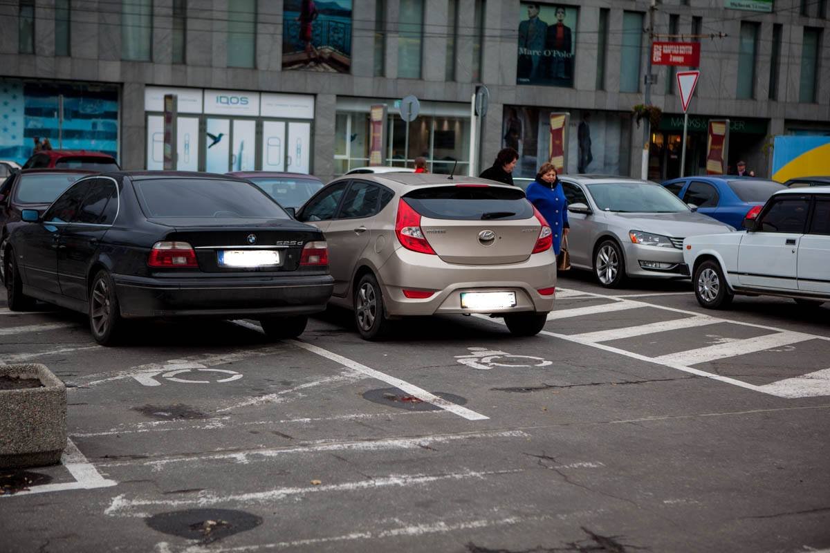 Два нарушителя на местах для инвалидов Два нарушителя на местах для инвалидов