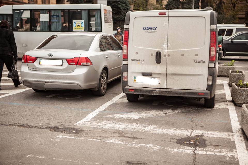 Нарушители на парковке в центре города Нарушители на парковке в центре города