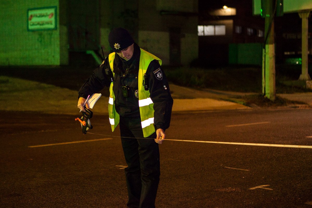 Патрульные выясняют детали происшествия Патрульные выясняют детали происшествия
