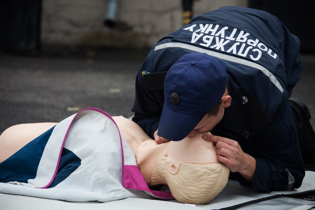 Проведите искусственную вентиляцию легких Проведите искусственную вентиляцию легких