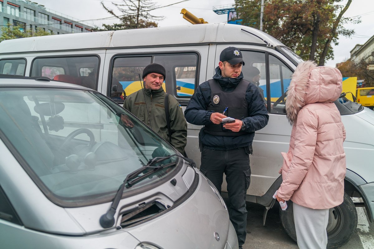 Возле ТЦ Passage водители продолжают парковать свои авто на местах для инвалидов Возле ТЦ Passage водители продолжают парковать свои авто на местах для инвалидов