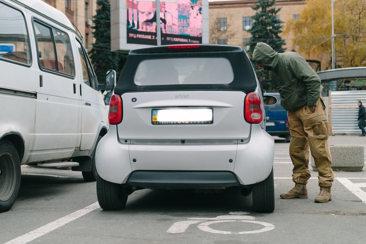 Активисты и полицейские общались с нарушителями и вручали им протоколы Активисты и полицейские общались с нарушителями и вручали им протоколы