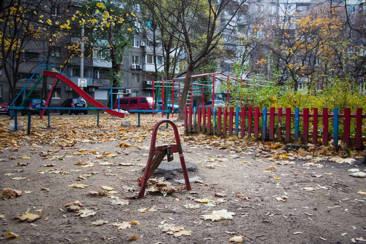 А эти барьеры установили прямо возле детской площадки