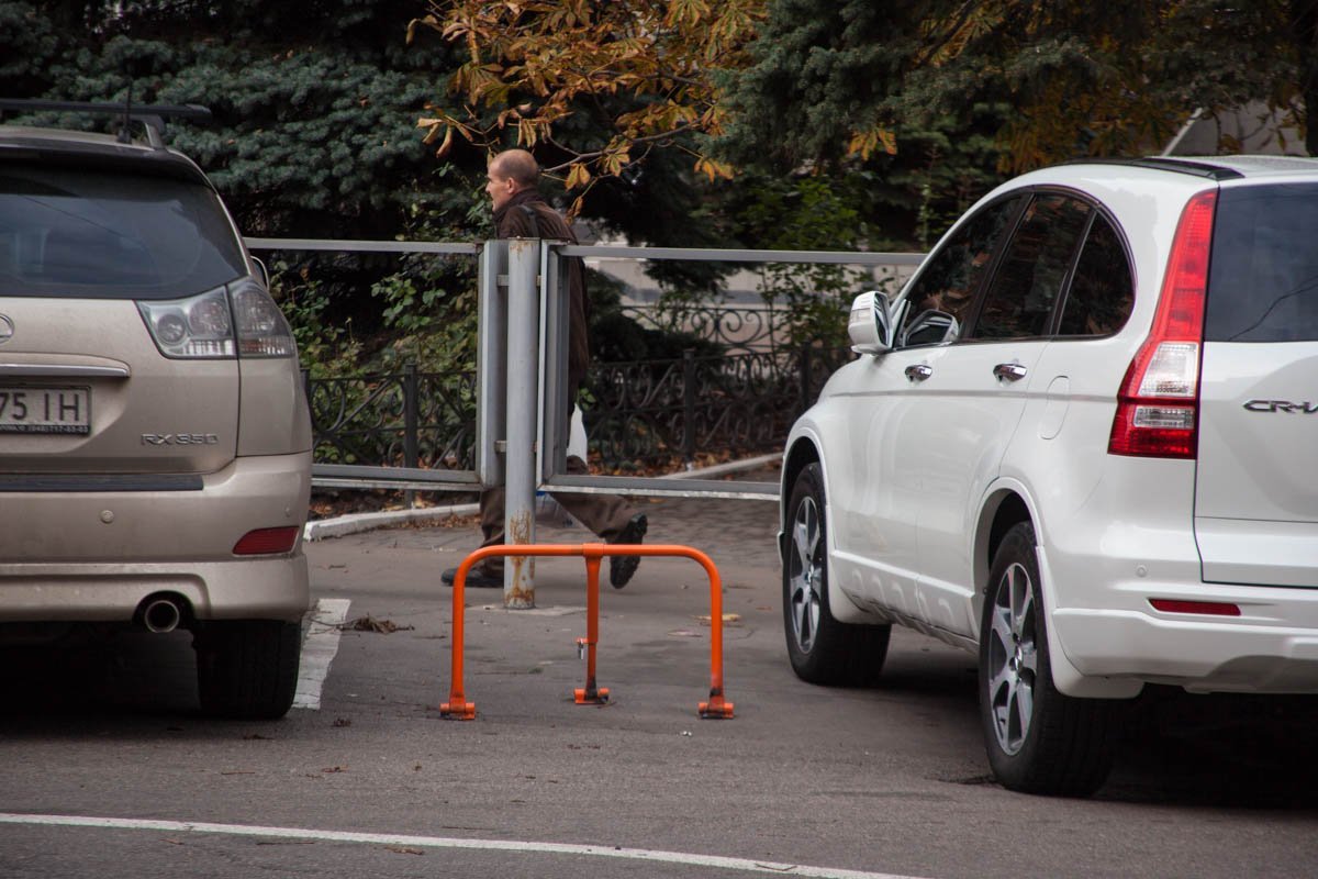 В Днепре устанавливают незаконные парковочные барьеры: что за это грозит 5