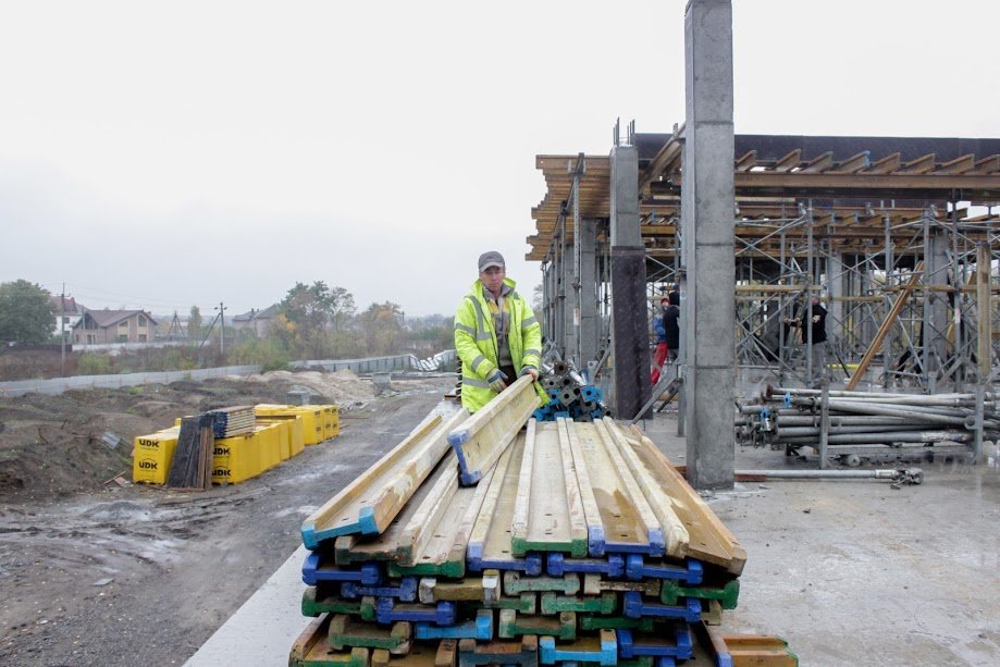 Современное двухэтажное дошкольное учреждение строят на месте бывшего пустыря Современное двухэтажное дошкольное учреждение строят на месте бывшего пустыря