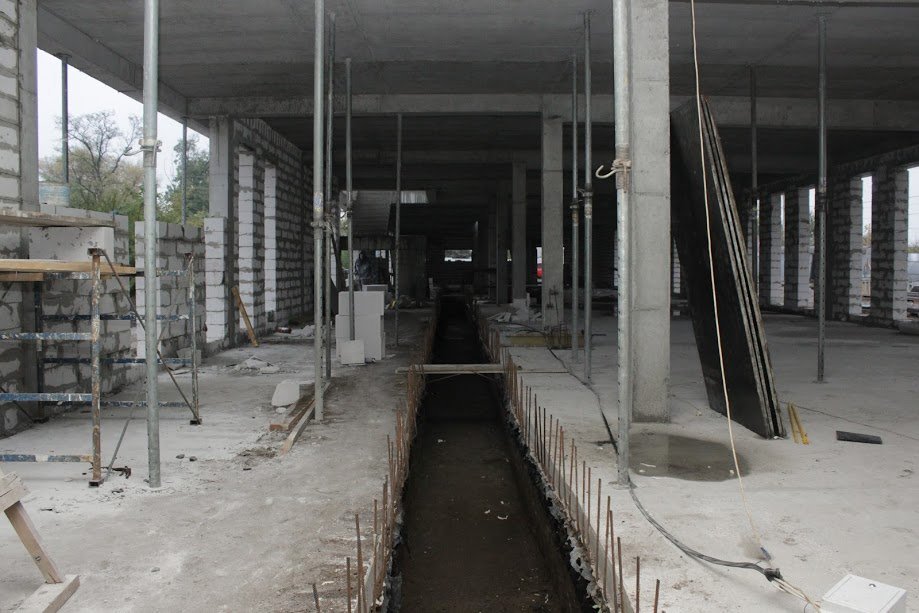 На сегодняшний день уже построили из бетонного монолита первый этаж На сегодняшний день уже построили из бетонного монолита первый этаж