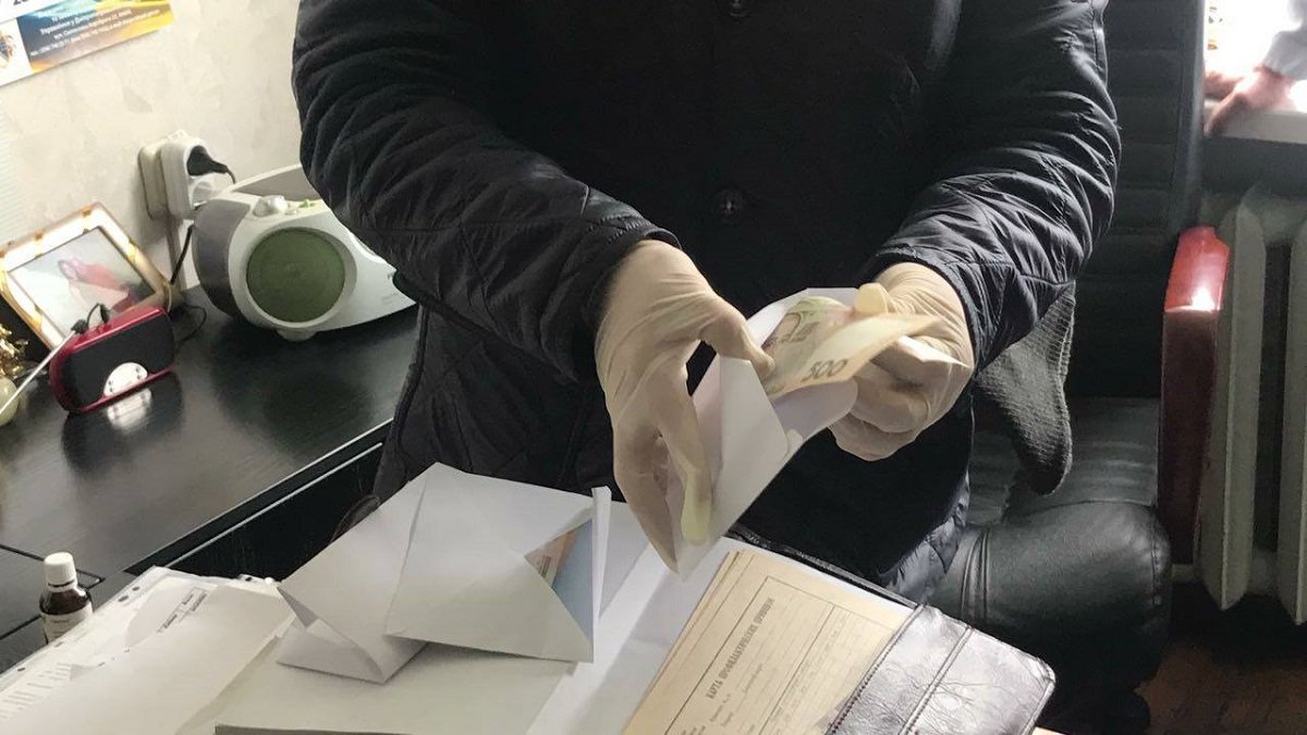 Руководителя больницы задержали на рабочем месте