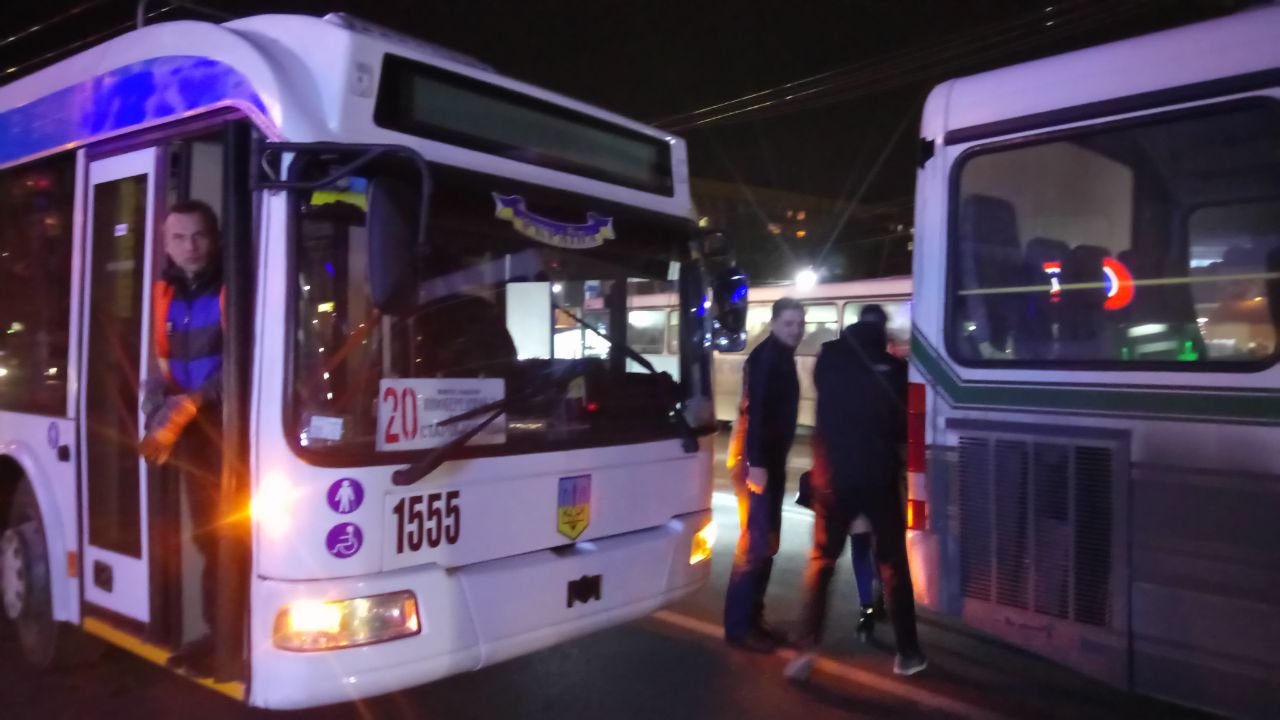 Столкнулись маршрутный автобус Lotsman и троллейбус №20