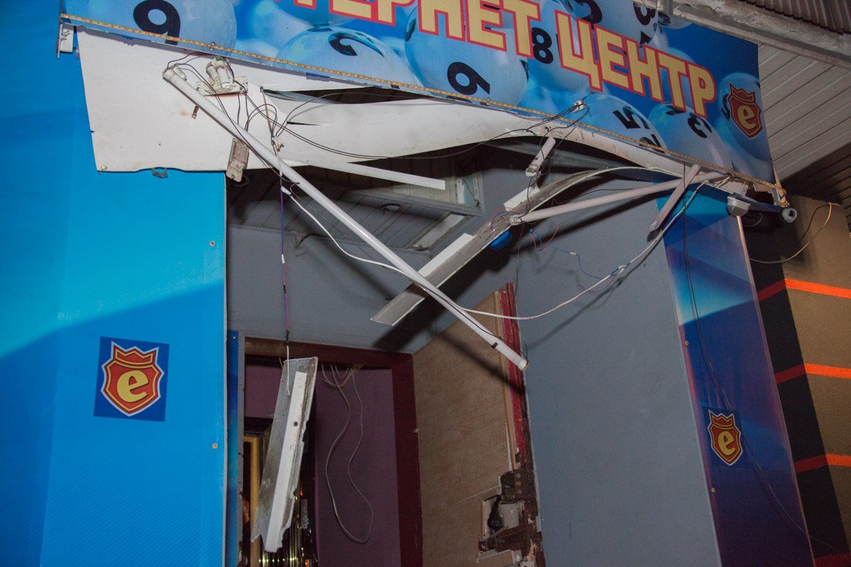 Поврежденный фасад интернет-центра