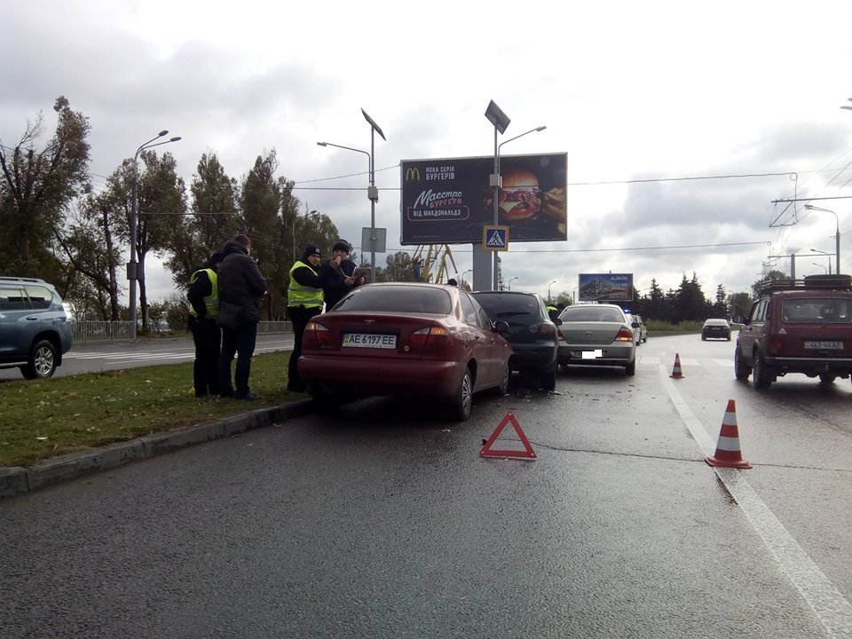 Столкнулись автомобили Nissan, Mazda и Daewoo Lanos Столкнулись автомобили Nissan, Mazda и Daewoo Lanos