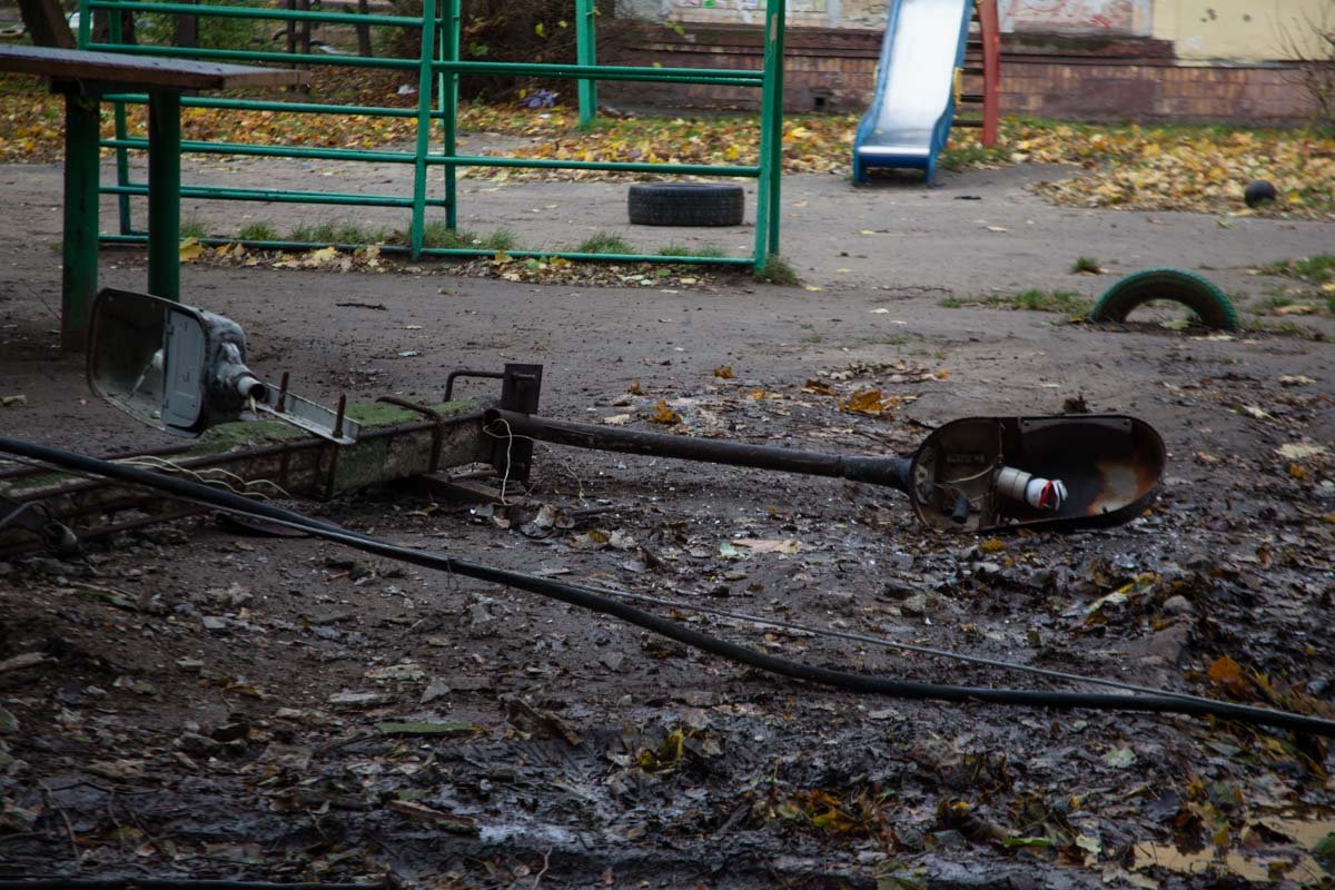 Автомобиль повалил фонарный столб