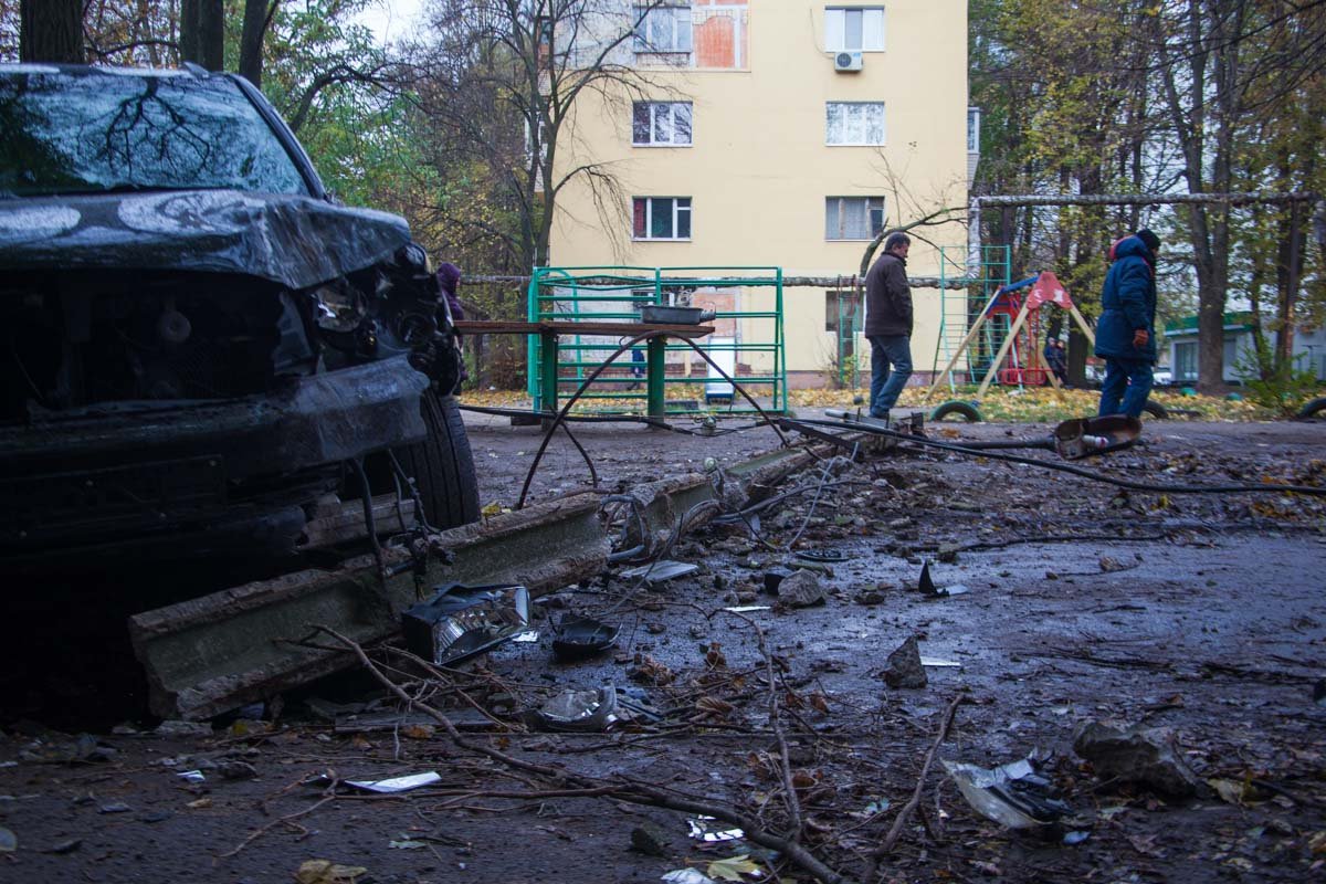 Фонарь обесточили электрики