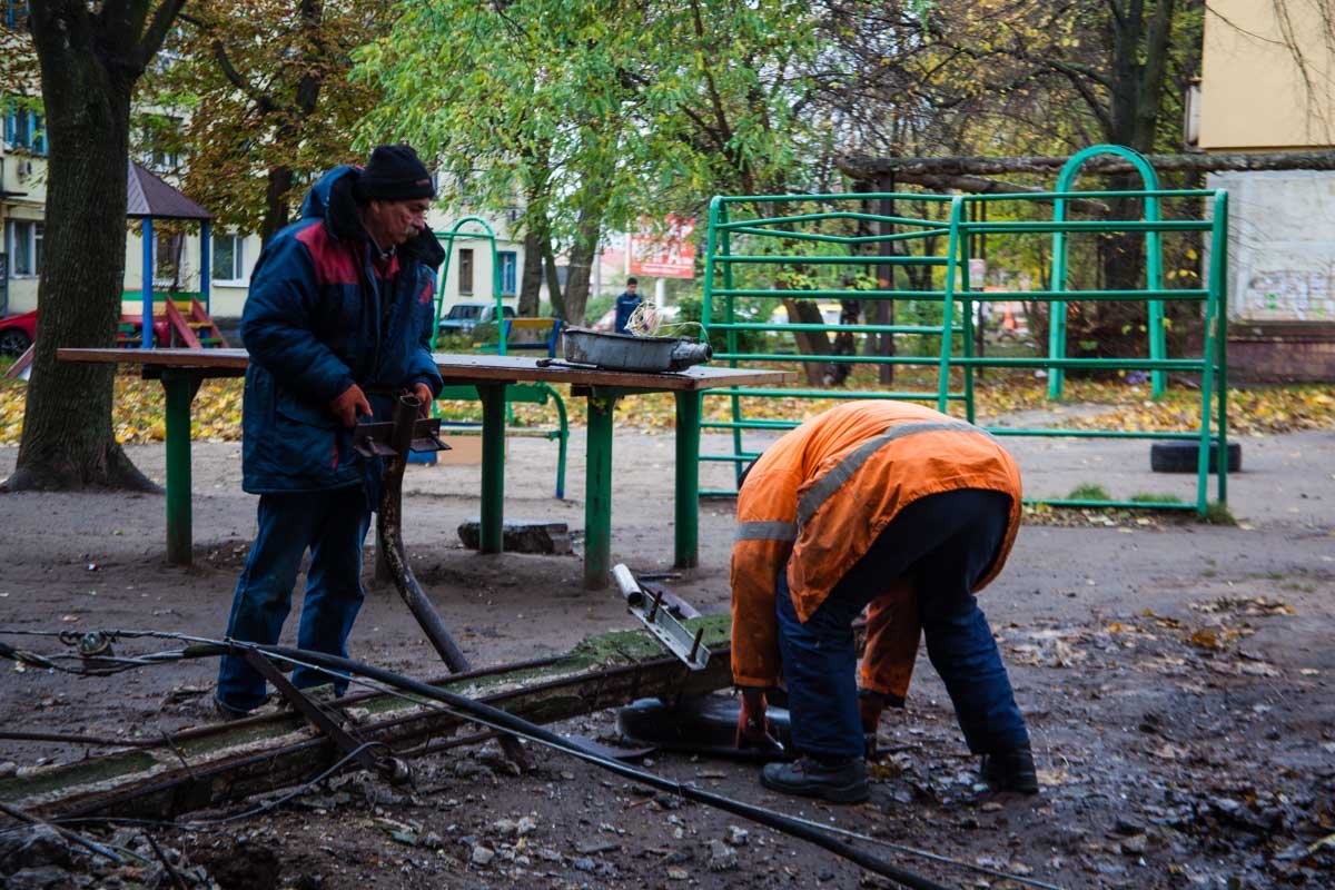Сотрудники КП "Горсвет" ликвидируют последствия ДТП