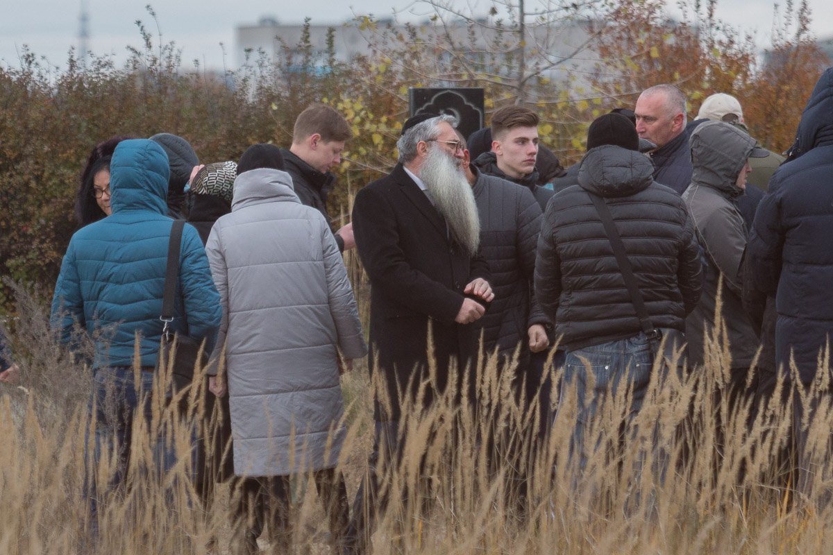 Амину Окуеву похоронили на Краснопольском кладбище в Днепре