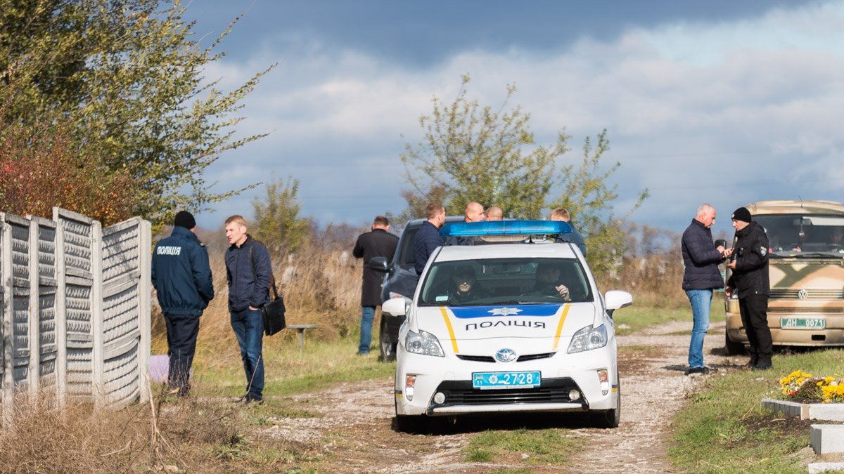 Кладбище оцепили сотрудники правоохранительных органов