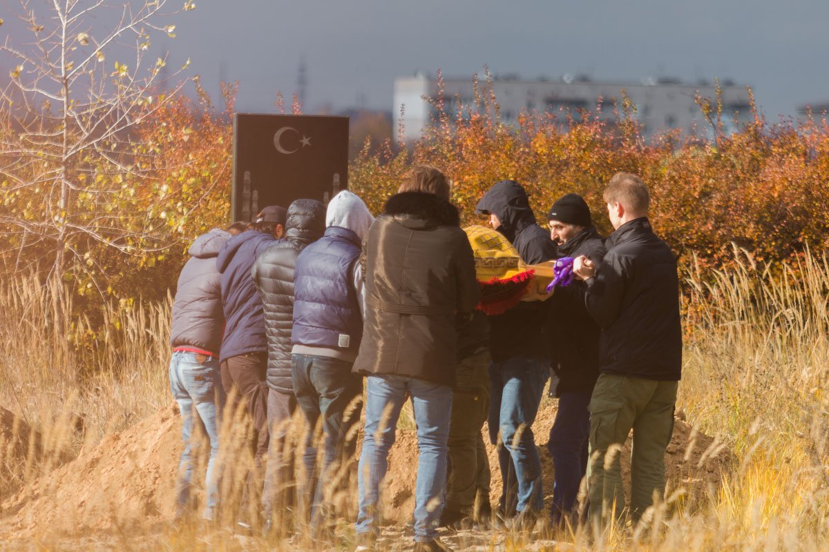 На похоронах присутствовал муж погибшей Адам Осмаев