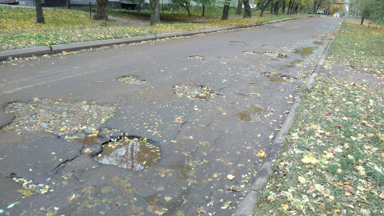 Большое количество ям на дороге может привести к аварийной ситуации Большое количество ям на дороге может привести к аварийной ситуации