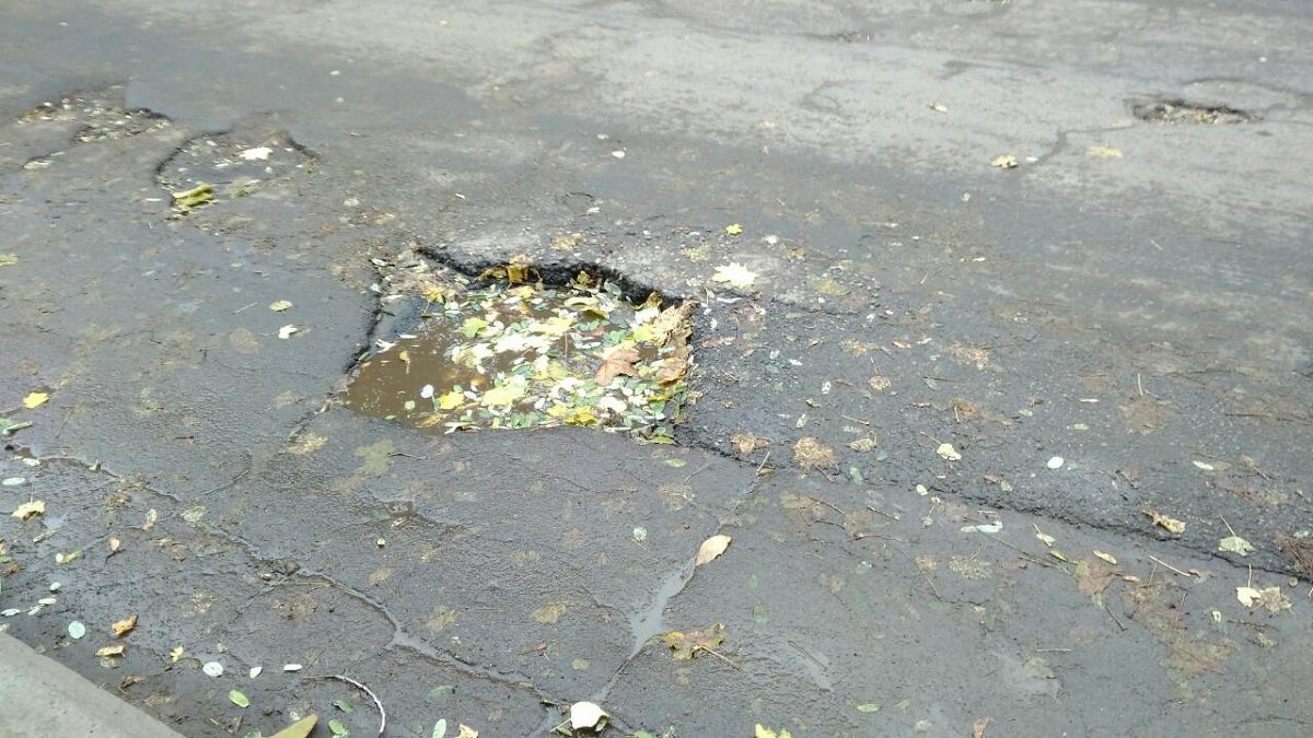 Ремонт асфальтного покрытия давно не проводили Ремонт асфальтного покрытия давно не проводили