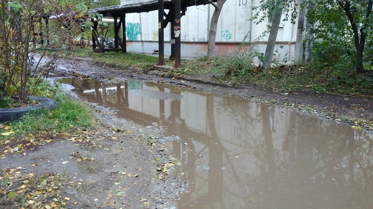 В холодное время года улица превращается в болото В холодное время года улица превращается в болото