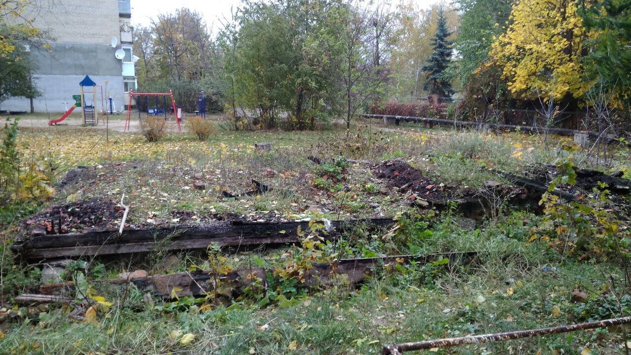 Количество мусора во дворе со временем только увеличивается Количество мусора во дворе со временем только увеличивается