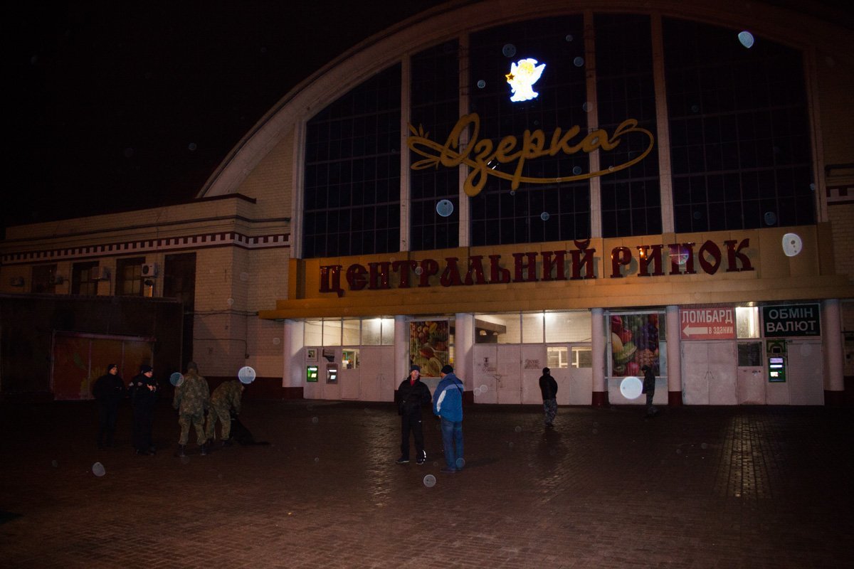 Полиция и кинологи ждут разрешения на вход в рынок