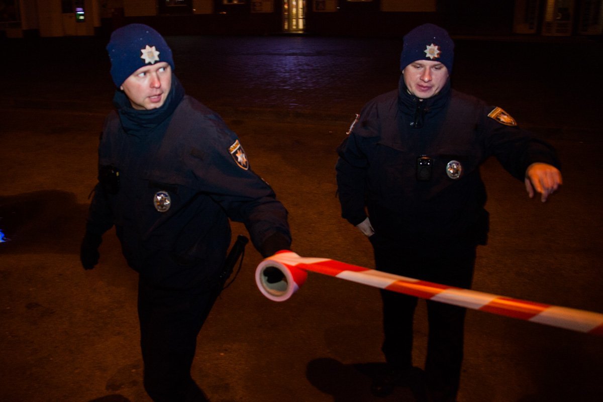 Полиция ограждает территорию