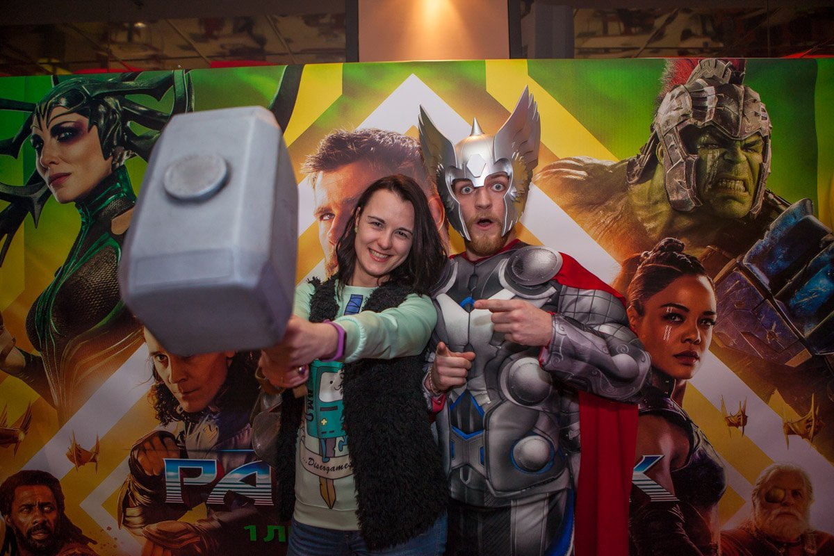 Самым достойным позволено было подержать в руках Мёльнир Самым достойным позволено было подержать в руках Мёльнир