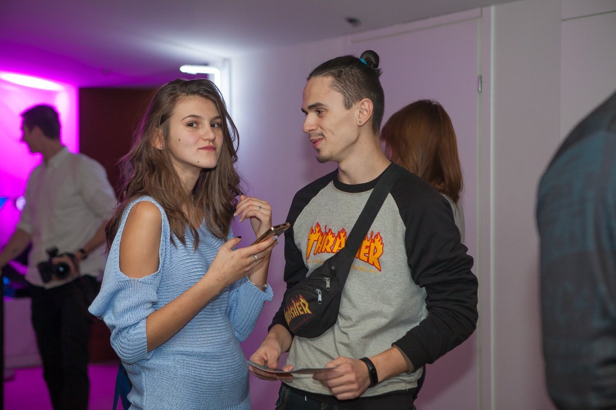 На вечеринке собралась самая разная публика На вечеринке собралась самая разная публика