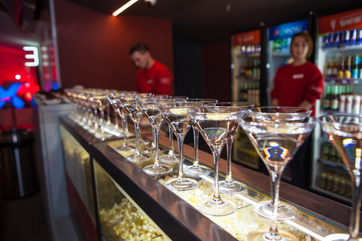 Гостей вечеринки угощали шампанским и мартини Гостей вечеринки угощали шампанским и мартини