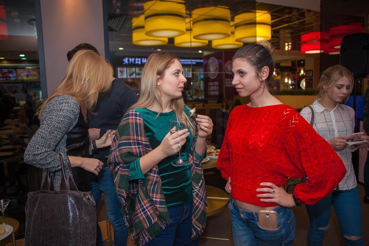 Закуски и шампанское помогли зрителям настроиться на просмотр Закуски и шампанское помогли зрителям настроиться на просмотр