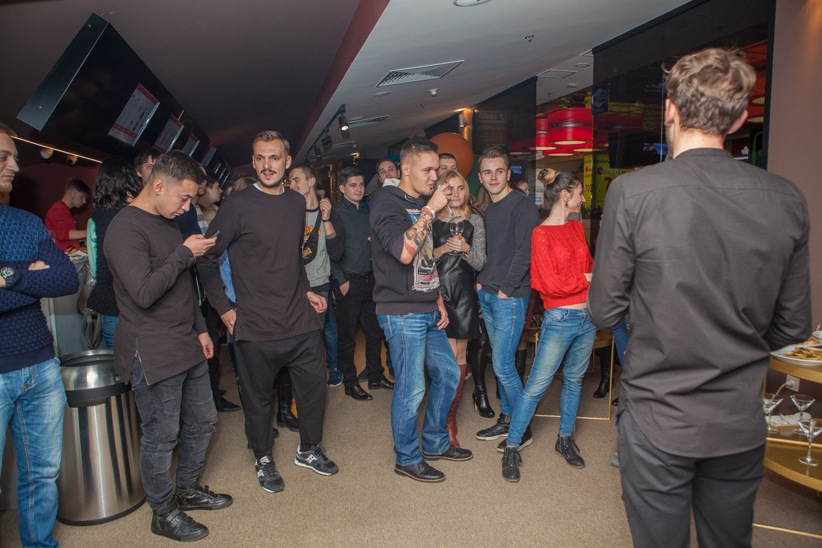 В небольшом зале яблоку было негде упасть В небольшом зале яблоку было негде упасть