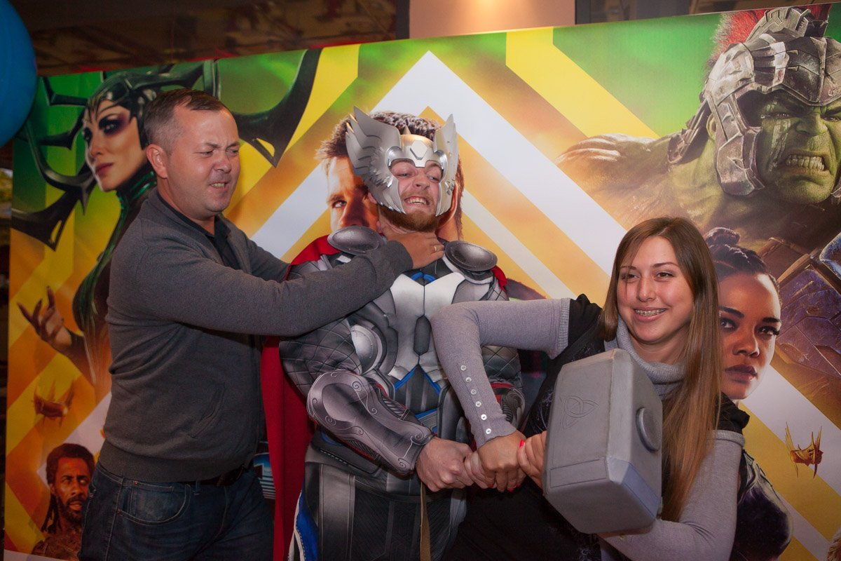 На экране Тор - непобедим, зато на вечеринке его вполне можно было одолеть На экране Тор - непобедим, зато на вечеринке его вполне можно было одолеть